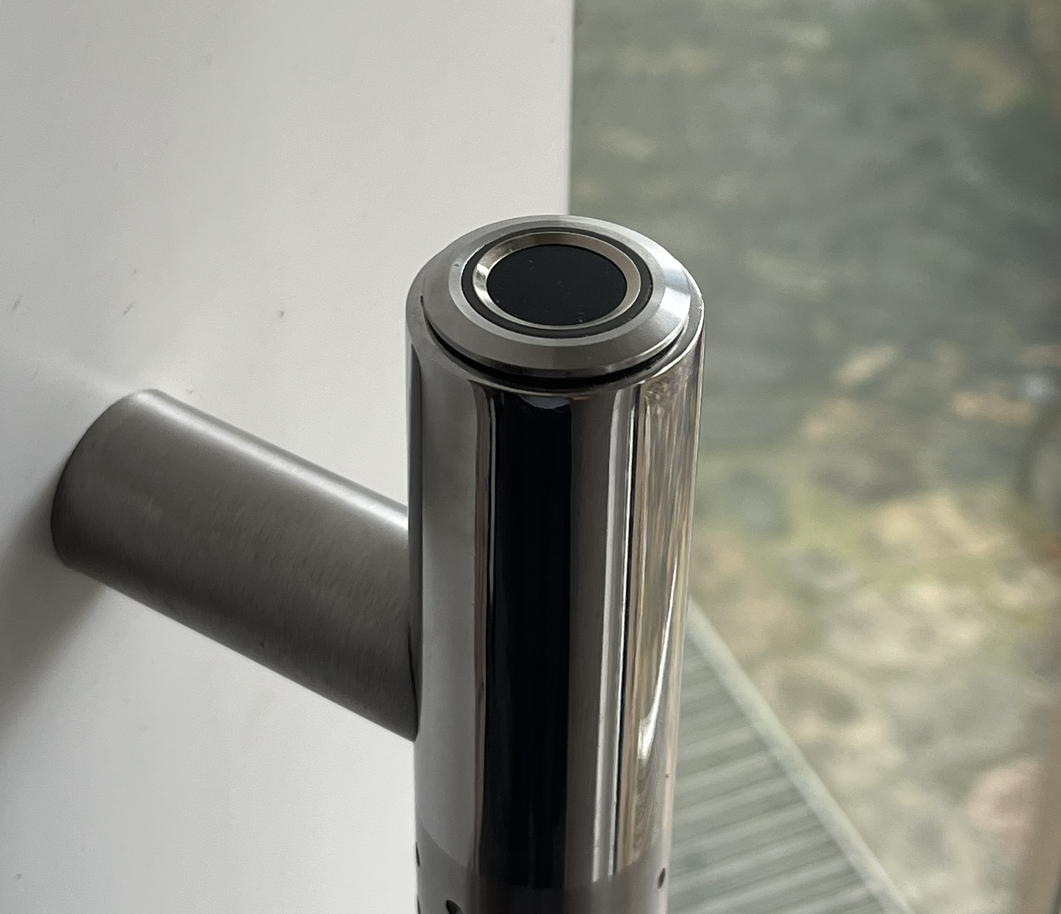 Door handle with integrated fingerprint sensor